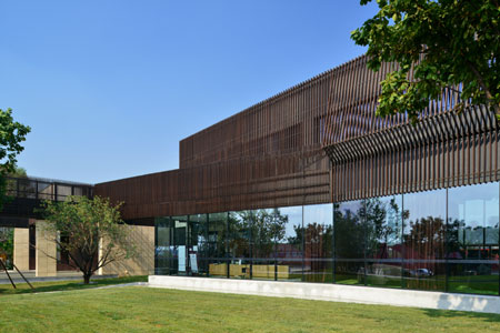 Beijing Changyang Vanke used 15000 square meters dassoXTR in siding and grating. Finished in 2014.
